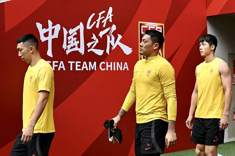 CBA 江苏肯帝亚107-78南京头排苏酒CBA 九台农商银行104-104浙江稠州事件国足vs中国香港首发：4-4-2，刘殿座、吴曦、刘彬彬、韦世豪先发中国男足vs中国香港男足的封闭热身赛正在进行。