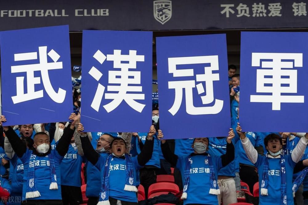 这不，老杨家前院的饭堂里，老杨家人在谭氏的催促下，正在火速吃着夜饭。